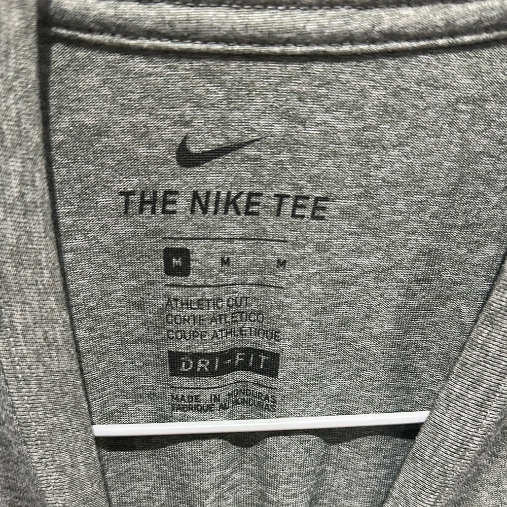 NWOT Nike Gray Short Sleeve Yankees Tee size M - Picture 2 of 4